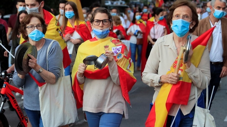 Испания премахва маските на открито